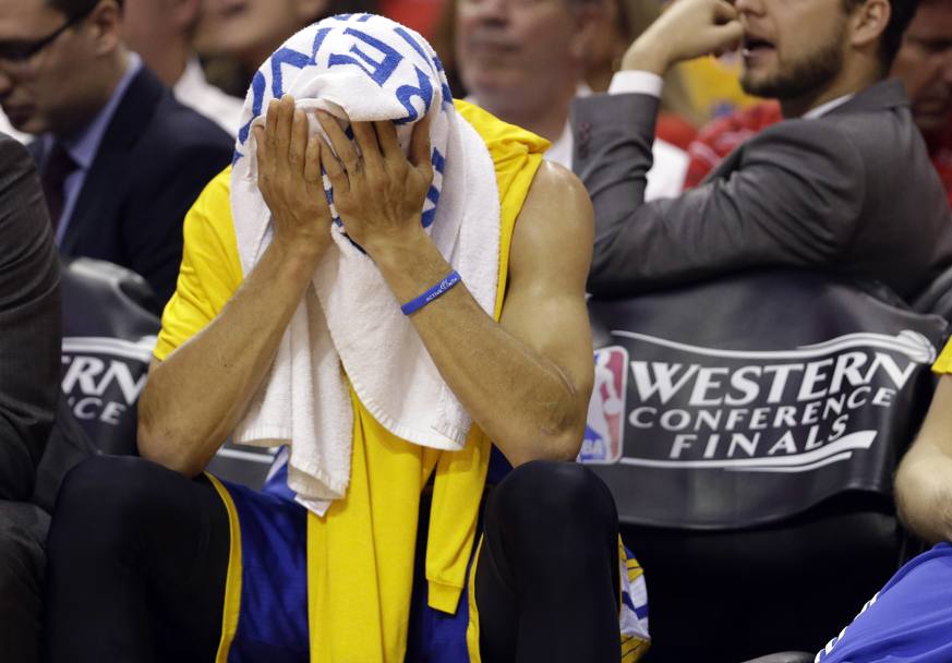 Asciugamano sul volto per Curry: il dolore  ancora forte. Ap